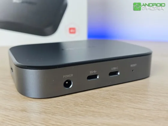SwitchBot AI Hub en el borde frontal tiene sus puertos USB y de alimentacion