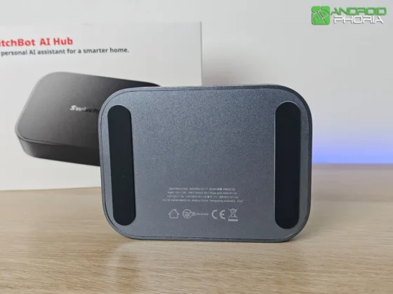 SwitchBot AI Hub en su cara inferior tiene unas almohadillas antidezlisantes