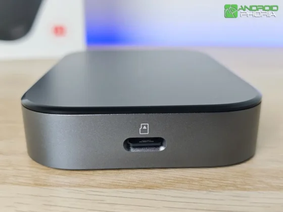 SwitchBot AI Hub en uno de sus bordes laterales esta la ranura para microSD