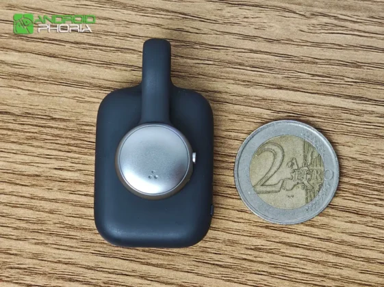 SwitchBot AI MindClip comparado con una moneda