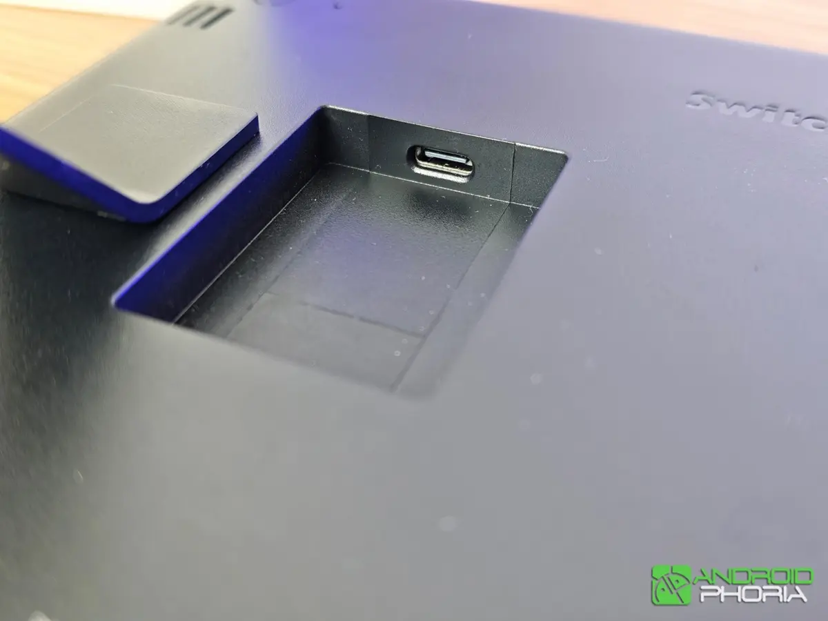SwitchBot E-Ink Home Dashboard autonomia bateria puerto usb-c alimentacion