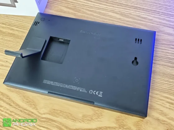 SwitchBot E-Ink Home Dashboard en parte trasera cuenta con un boton para sincronizarlo con la app y la ranura para la bateria con su puerto usb-c