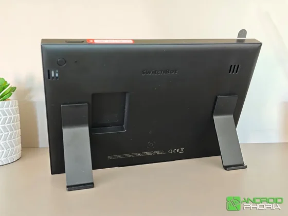 SwitchBot E-Ink Home Dashboard viene con un par de soportes para colocarlo en una mesa y con un soporte de pared adhesivo