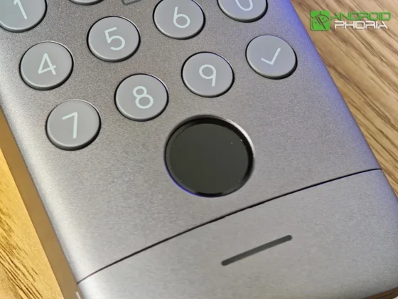 SwitchBot Keypad Vision Pro debajo del teclado numerico tiene el sensor de huella