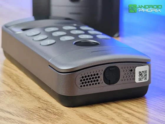 SwitchBot Keypad Vision Pro en la parte inferior tiene el puerto USB-C para recargar su bateria