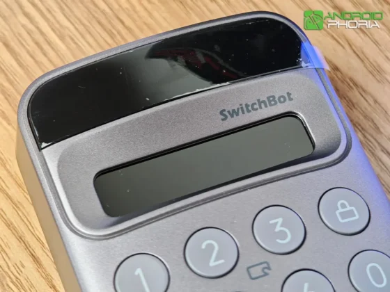SwitchBot Keypad Vision Pro en la parte superior tiene una pantalla y el modulo de reconocimiento