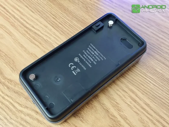 SwitchBot Keypad Vision Pro en la parte trasera tiene un interruptor de encendido