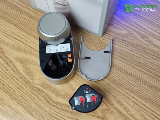 SwitchBot Lock Ultra Max quitando la tapa frontal accedes a sus baterias