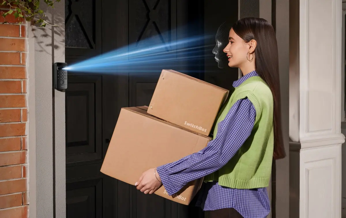 SwitchBot Lock Ultra Vision Pro Combo una cerradura inteligente con reconocimiento facial y de palma