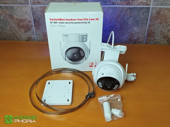 SwitchBot Outdoor Pan Tilt Cam 3K en la caja incluye todo para la instalacion kits de impermeables para las conexiones abrazderas soportes paquete de tornillos etc