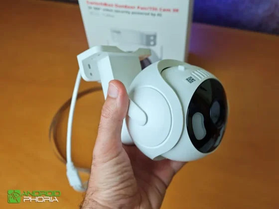 SwitchBot Outdoor Pan Tilt Cam 3K es como un ojo motorizado que puede girar y ver de arriba a abajo