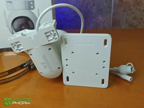 SwitchBot Outdoor Pan Tilt Cam 3K la base de la camara sirve como soporte integrado para instalarse en el techo o una pared pero tambien incluye un soporte para instalarla en un poste