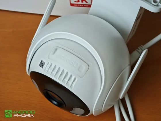 SwitchBot Outdoor Pan Tilt Cam 3K la ranura para microSD esta protegida por una tapa de goma