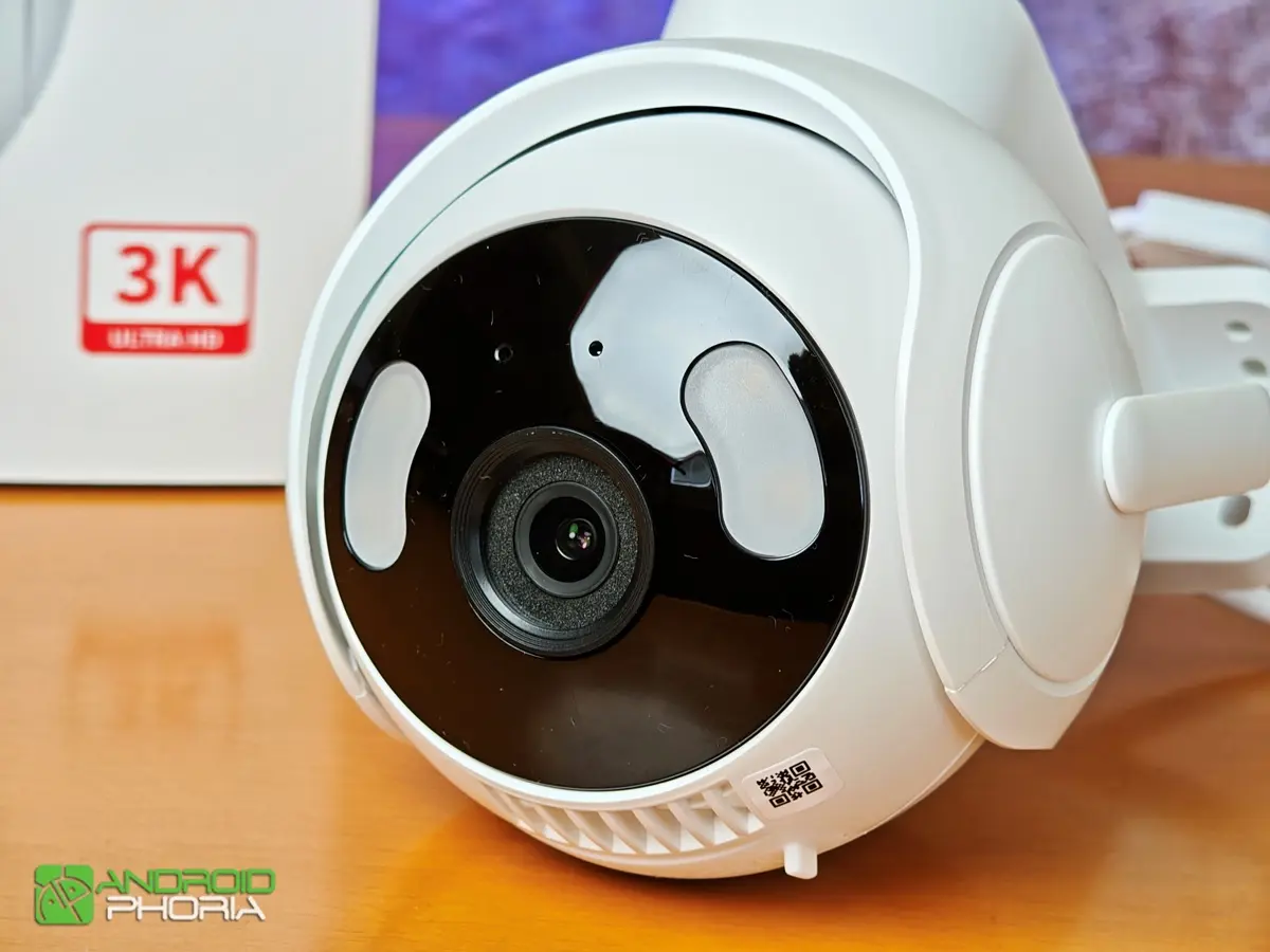 SwitchBot Outdoor Pan Tilt Cam 3K una camara 360 para exteriores con resolucion 3K conectividad dual y vigilancia inteligente