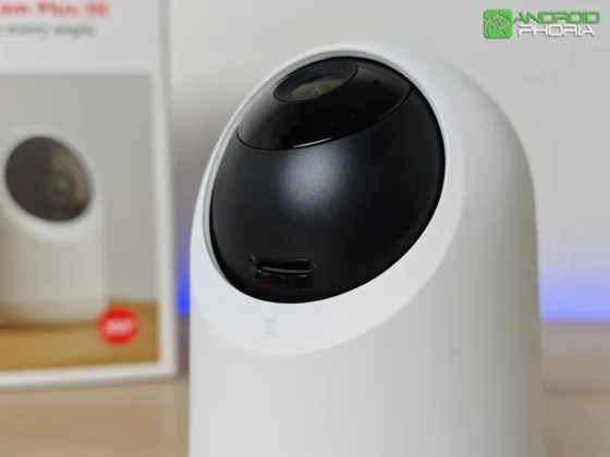 SwitchBot Pan Tilt Cam Plus 3K bajo la camara esta la ranura para microsd