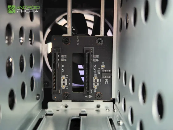 TerraMaster F2-425 slots SATA 1 y SATA 2