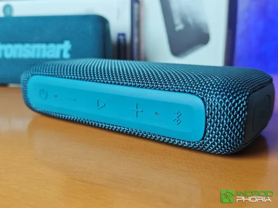 Tronsmart Trip 2 en el borde superior tiene los botones de encendido y control de reproduccion