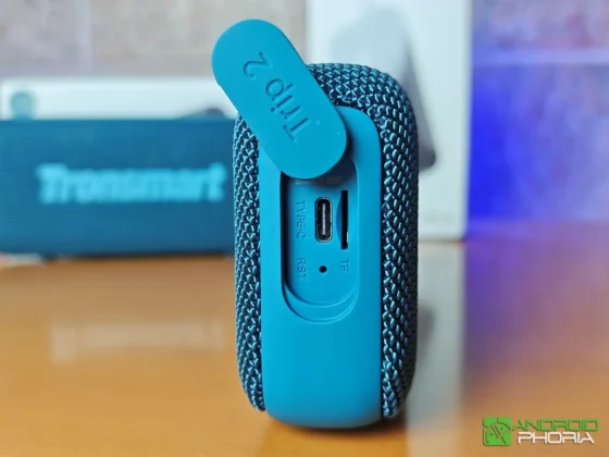 Tronsmart Trip 2 tiene un puerto USB-C de carga ranura para microSD y boton para reiniciar el altavoz