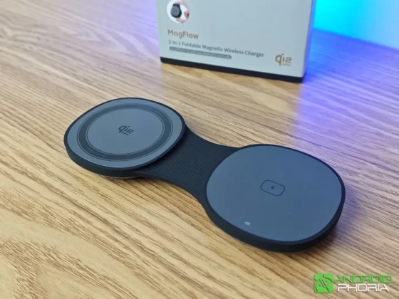 UGREEN MagFlow 2-in-1 Foldable Wireless Charger desplegado tiene sus dos almohadillas de carga una magnetica y una con recubrimiento antideslizante