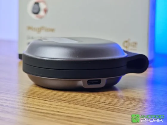 UGREEN MagFlow 2-in-1 Foldable Wireless Charger plegado tiene un tamaño ultracompacto