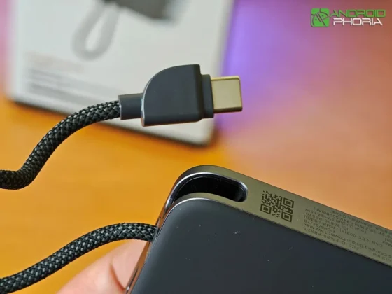 UGREEN MagFlow Air Magnetic Power Bank 10000 mAh el conector del cable USB-C se engancha firmemente a su compartimiento para funcionar como una correa de mano muy segura de usar