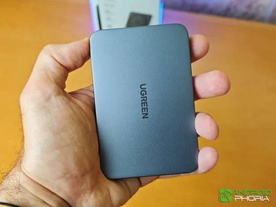 UGREEN MagFlow Air Magnetic Power Bank 5000 mAh bien compactados en una powerbank que se siente muy premium en la mano