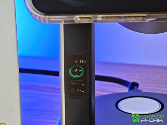 UGREEN MagFlow Pro 3-in-1 Wireless Charging Stand alli tambien encontramos la pantalla para ver el estado de carga y mas
