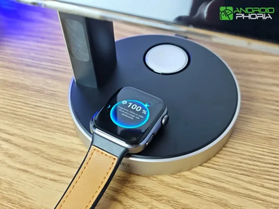 UGREEN MagFlow Pro 3-in-1 Wireless Charging Stand la almohadilla de carga tiene un recubrimiento antideslizante