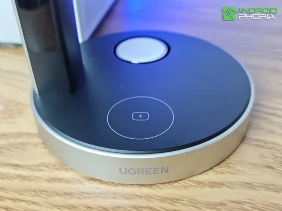 UGREEN MagFlow Pro 3-in-1 Wireless Charging Stand tiene la almohadilla para cargar auriculares y el soporte para cargar smartwatches