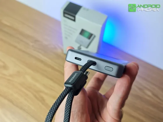 UGREEN MagFlow Pro Magnetic Power Bank en su borde inferior tiene el cable USB-C integrado, un puerto USB-C y su único boton
