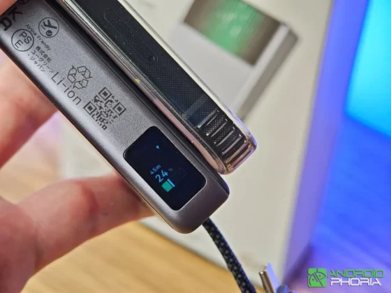 UGREEN MagFlow Pro Magnetic Power Bank en su pantalla puedes ver el estado de la bateria y mucho mas