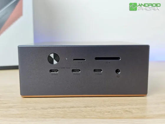 UGREEN Maxidok 17-en-1 en la cara frontal trae tres puertos USB-C, uno de audio combinado, ranura para tarjetas SD TF y el boton de encendido