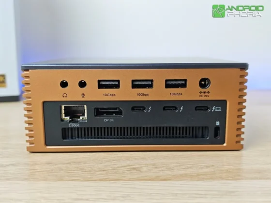 UGREEN Maxidok 17-en-1 en la parte posterior tiene la mayoria de sus puertos incluidos los Thunderbolt 5