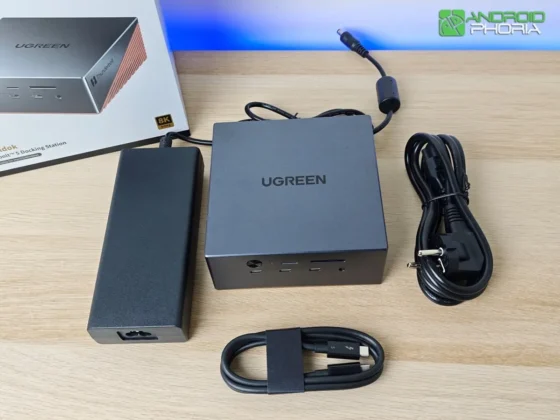 UGREEN Maxidok 17-en-1 incluye su adaptador de corriente y un cable Thunderbolt 5