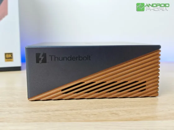 UGREEN Maxidok 17-en-1 tiene una construccion metalica con una división diagonal que combina un gris grafito con un bronce elegante