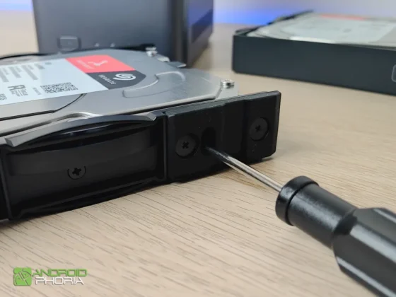 UGREEN NASync DH2300 hay que montar los discos con 4 tornillos