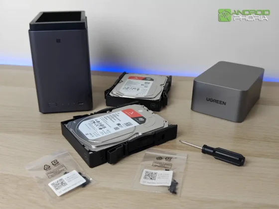 UGREEN NASync DH2300 incluye destornillador y tornillos