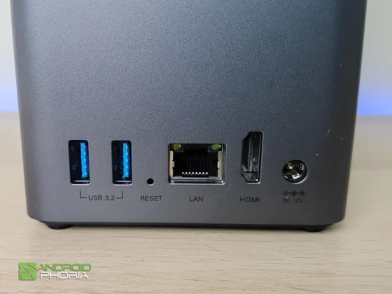 UGREEN NASync DH2300 puertos en la parte trasera