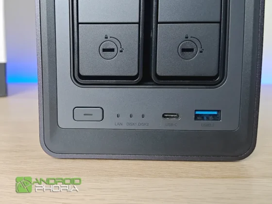 UGREEN NASync DXP2800 puertos frontales