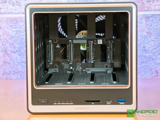 UGREEN NASync DXP4800 GT asi se ve el NAS al retirar las 4 bahias