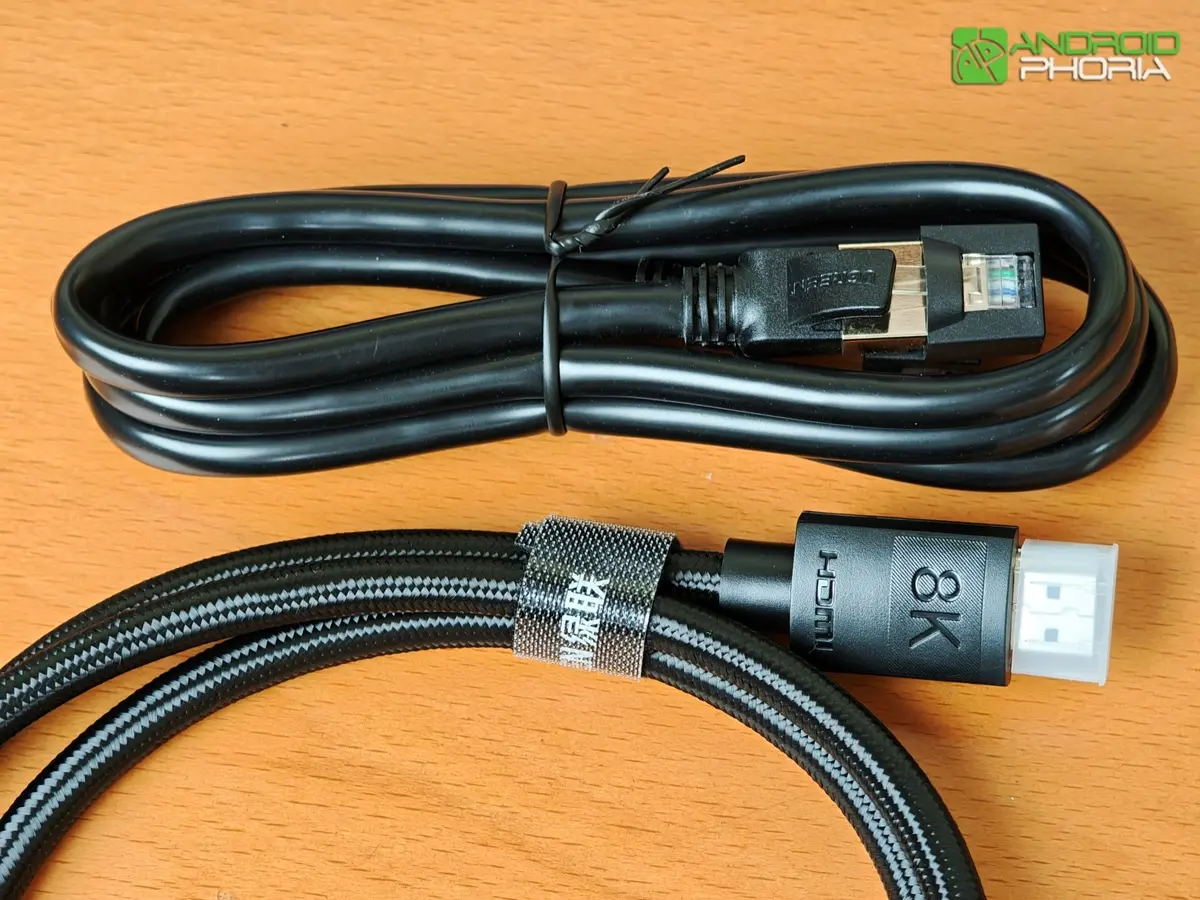 UGREEN NASync DXP4800 GT cables incluidos