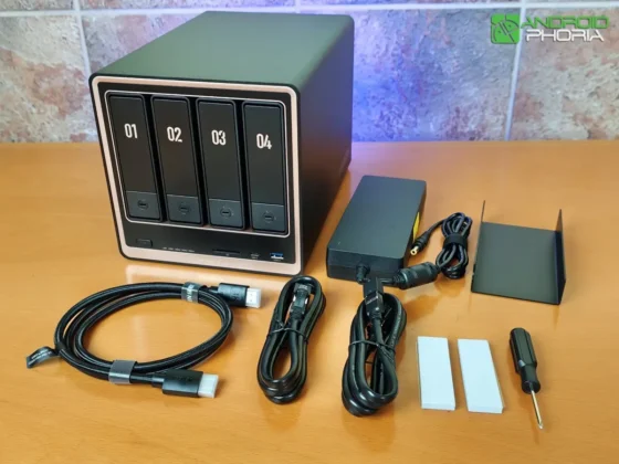 UGREEN NASync DXP4800 GT en la caja viene todo lo necesario para conectar el NAS a tu red domestica e instalar los discos duros