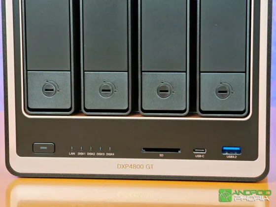 UGREEN NASync DXP4800 GT en la cara frontal tienes puertos de acceso rapido el boton de encendido e indicadores LED