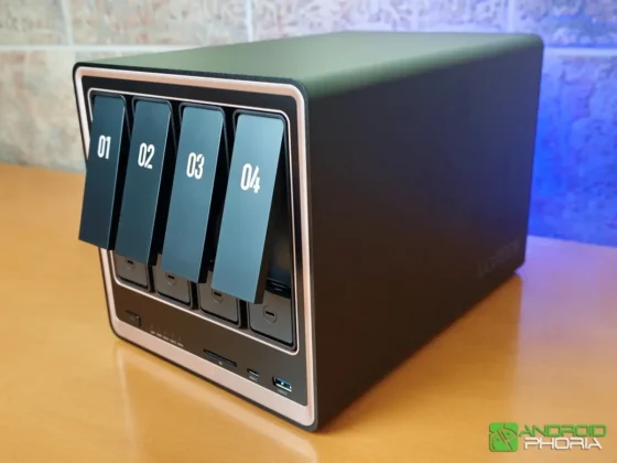 UGREEN NASync DXP4800 GT giras la llave pulsas el boton y se levanta una pestana para sacar facilmente las bahias