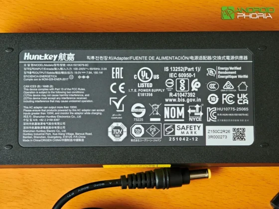 UGREEN NASync DXP4800 GT incluye su respectivo adaptador de corriente con su etiquetado energetico