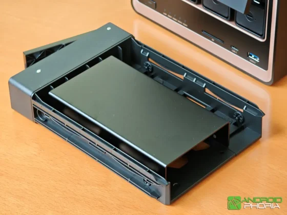 UGREEN NASync DXP4800 GT las bahias 1 y 2 incluyen un disipador de calor para SSD U.2 de 2.5 pulgadas