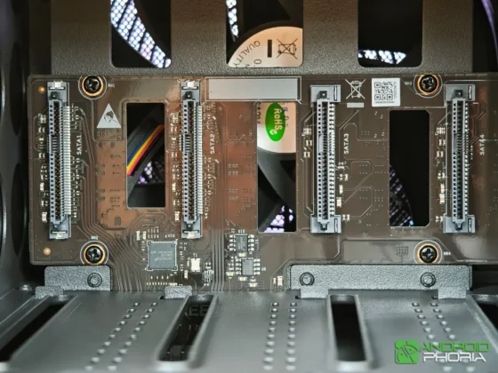 UGREEN NASync DXP4800 GT los cuatro conectores SATA estan integrados al fondo y numerados