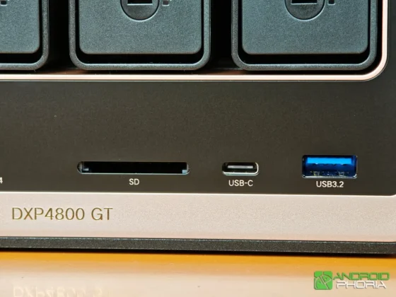 UGREEN NASync DXP4800 GT los puertos frontales incluyen un USB-C y USB-A de alta velocidad y una ranura para tarjetas SD