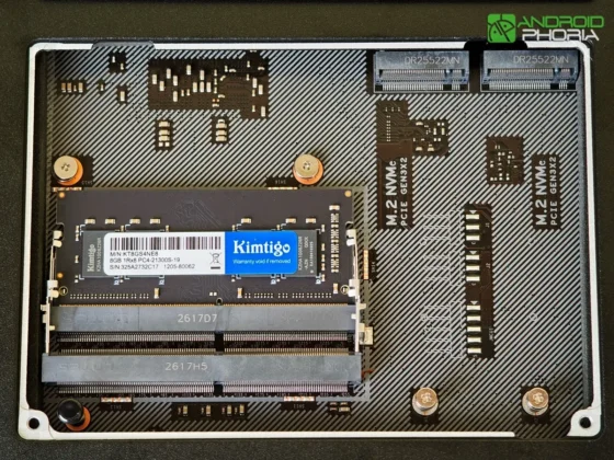 UGREEN NASync DXP4800 GT retirando la tapa metalica de su base encontramos las dos ranuras para RAM y SSD M.2 NVMe