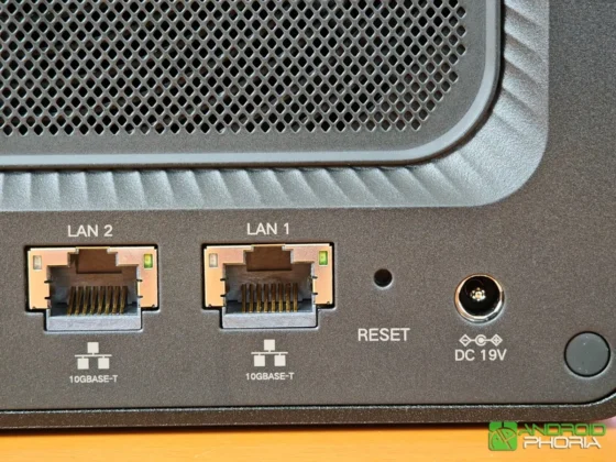 UGREEN NASync DXP4800 GT tambien estan los dos puertos de red de 10 GbE la entrada de alimentacion y un boton de reset